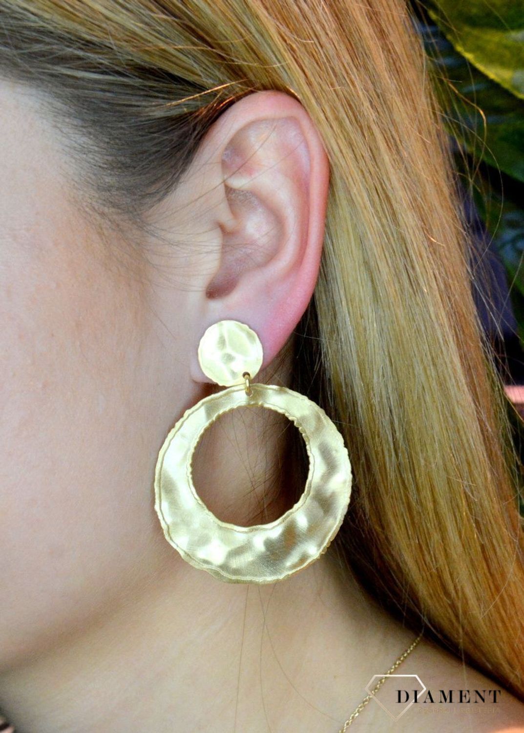 Kolczyki srebrne okrągłe gniecione blaszki pozłacane OR AQ H4180229. Srebrne kolczyki okrągłe w pozłoceniu żółtego złota to ponadczasowa biżuteria 💎. Biżuteria idealna na prezent 💎. Modne kolczyki blaszki gniecione są.jpg